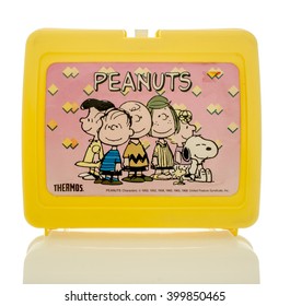 Winneconne, WI - 1April 2016: Plastic Lunch Box From The 1980's Featuring Peanuts.  A Famous Comic Strip Containing Characters  Like Charlie Brown, Snoopy And The Gain.