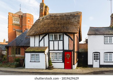 WINSLOW, UK - December 29, 2019. Street With Heritage Houses At Christmas With Thatched Cottage. Winslow, Buckinghamshire, UK