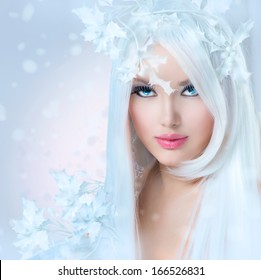 Winter Beauty. Beautiful Fashion Model Girl with Snow Hair style and Make up. Holiday Makeup. Winter Queen. Christmas Woman