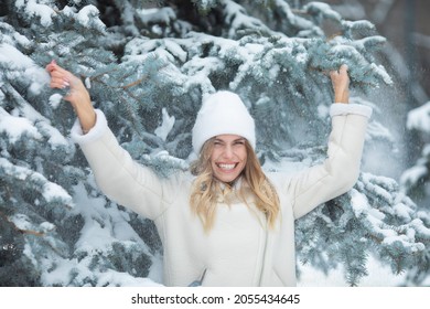 Winter Beauty. Beautiful, Young And Smiling Girl.