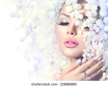 Winter Beauty Woman. Beautiful Fashion Model Girl With Snow Hair Style And Make Up. Holiday Makeup And Manicure. Winter Queen With Snow And Ice Hairstyle 