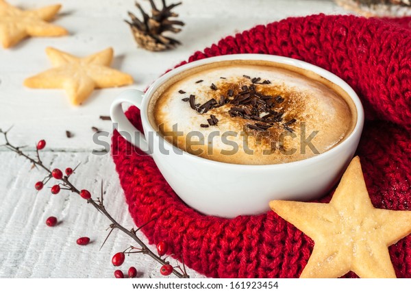 Wintercappuccino-Kaffee in einer weißen Tasse mit : Stockfoto (Jetzt ...
