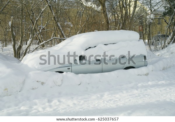 Winter car sleep in the open\
air