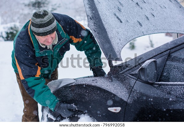 Winter
difficulties with the car, problems due to bad weather conditions.
Unrest on the road en route. The man is trying to get out of the
problem and trouble situation with the
car