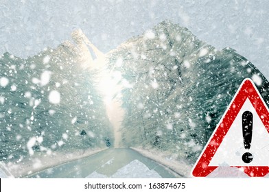 Winter driving - caution Poor view causes dangerous driving situations. Always remember to keep your windshield free. 