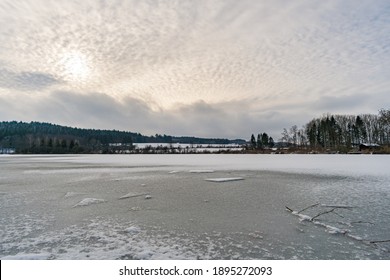 Caminata en invierno alrededor del lago Hosfalch cerca de Koenigseggwald y la reserva natural circundante