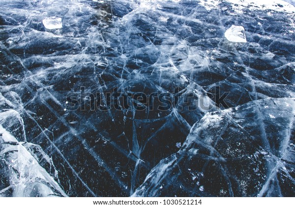 冬の風景 冷凍湖 バイカル湖 イルクーツク湖 シベリア ロシアの風景 晴れた冬の日の天気 氷のひび割れ 澄んだ水 ぬるぬるした冷たい凍った 地面 自然の風景を表現した美しい壁紙 の写真素材 今すぐ編集
