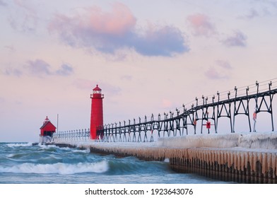 Winterlandschaft im Leuchtturm von Grand Haven, Pier und Laufsteg bei Morwn, Lake Michigan, Michigan, USA