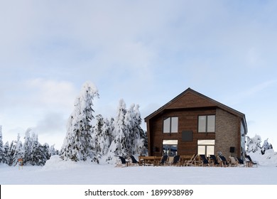 Winterlandschaft. Holzhaus auf dem Berg und Tannenbaum unter dem Schnee. Hochwertiges Foto