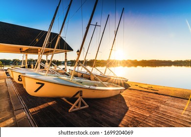 Winter Park, Florida/USA - October 18, 2019: Sunrise Photo At Rollins College In Winter Park, Florida. Beautiful Sun Rising In The Horizon And Painting The Lake With Shades Of Yellow And Blue.