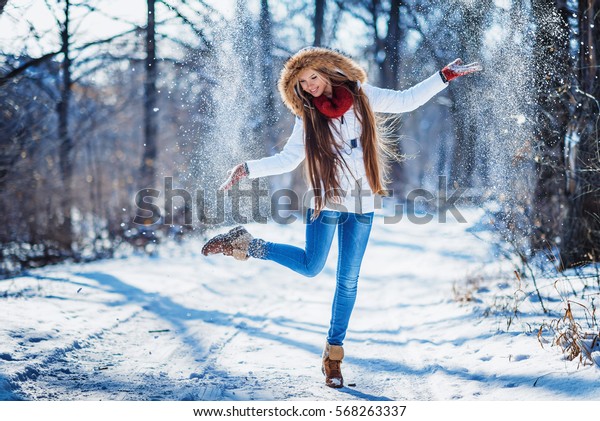 雪に覆われたニットスヌードを着た若い美しい金髪の女性の冬のポートレート 雪が降る冬の美容ファッションコンセプト の写真素材 今すぐ編集