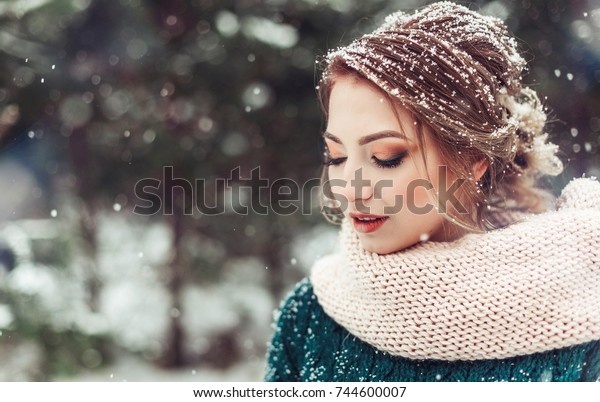 長い金髪の若いおしゃれな美しい女の子の冬のポートレートは 雪の多い森の外で楽しい時を過ごします 冬の結婚式でスタイリッシュな若い花嫁 自然 冬 レジャー ビューティーコンセプト の写真素材 今すぐ編集