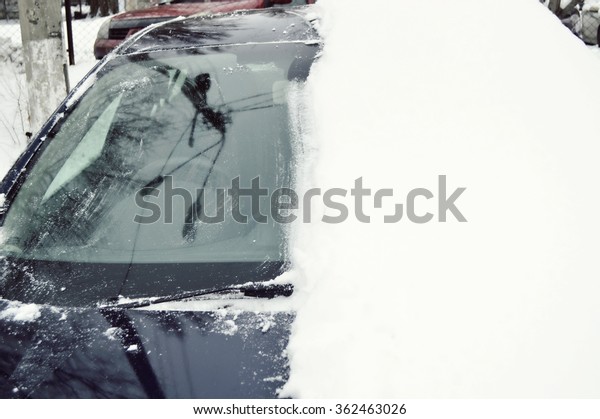 Winter problem, car in the\
snow
