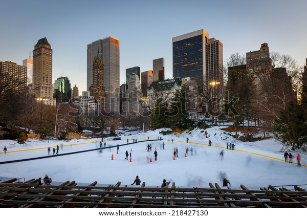 セントラルパークの冬のシーン 夕暮れ時の狼男のリンクがニューヨークの冬 夜の明かりの 中でアイススケートを楽しむ家族 ニューヨーク州マンハッタン セントラルパークズウォルルマンリンク の写真素材 今すぐ編集