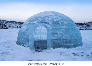 Escena de invierno con iglú de nieve. Una verdadera casa de nieve iglú.  Igloo Icehouse. Enfoque selectivo.