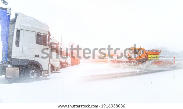 Winter service in action on the motorway\
,heavy snow on the roads, a ban on\
driving