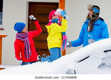 Winter, Snow, Car - The Family Is Having A Good Time Clearing The Car Of Snow