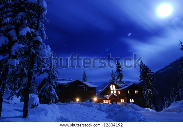 夜のカチェス湖で月光を浴びてキャビンの冬の雪景色 の写真素材 今すぐ編集