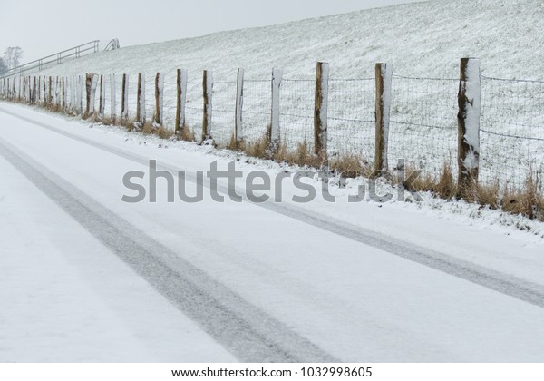 winter snow street\
track
