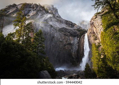 Winterstorm daalt af op Yosemite Falls, Yosemite National Park, Californië