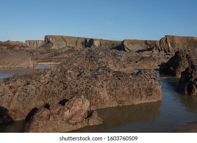 Winter Sun Bathing The Rocks And Cliffs On Summerleaze Beach In The Seaside Town Of Bude On The North Coast Of Cornwall, England, UK