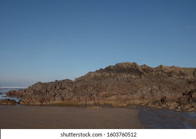 Winter Sun Bathing The Rocks And Cliffs On Summerleaze Beach In The Seaside Town Of Bude On The North Coast Of Cornwall, England, UK