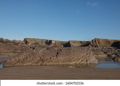 Winter Sun Bathing The Rocks And Cliffs On Summerleaze Beach In The Seaside Town Of Bude On The North Coast Of Cornwall, England, UK