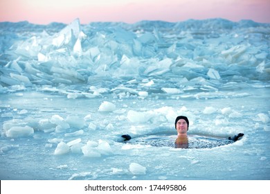 Зимнее плавание. Человек в ледяной дыре