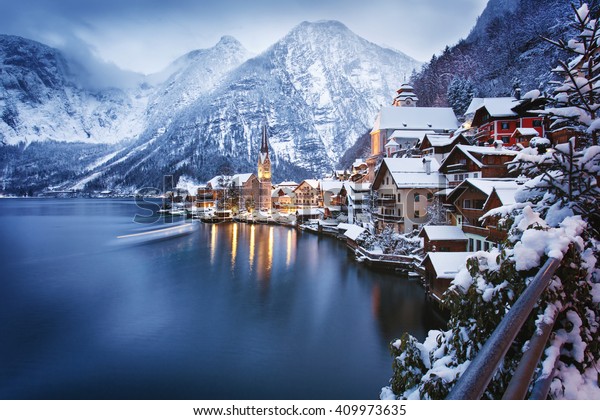 Winter View Hallstatt, traditionel østrigsk Stock-foto (rediger 409973635