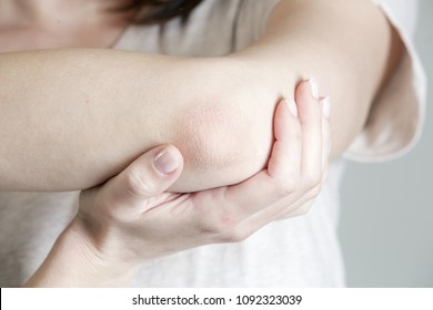 Man Holding Hands Tap Pulse Neck Foto Stok 446557063 | Shutterstock