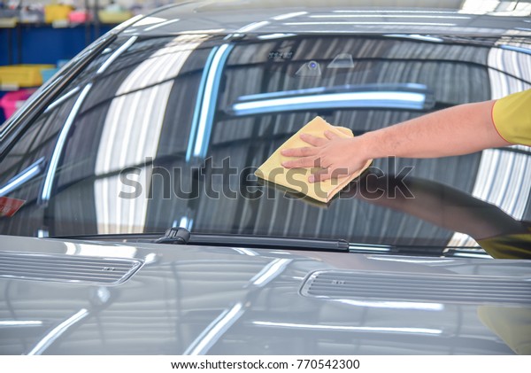 Wipe the car glass-Car
glass cleaner