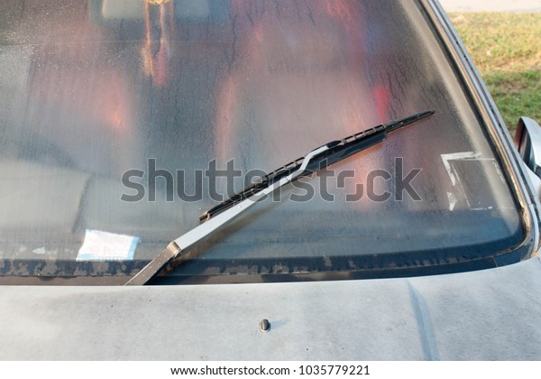 Wipers\
Windshield In the weather monsoon\
rains.