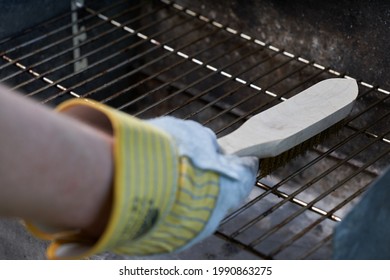 With Wire Brush Clean Dirty Grill Rust. Protect Gloves.