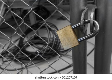Imagenes Fotos De Stock Y Vectores Sobre Chain Link Gate