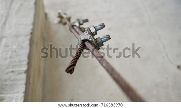 Wire rope, steel wire rope on\
the cement wall. Installing a rope, strap attachment or strap\
clamp.