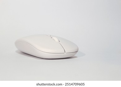 Mouse laptop sem fio isolado em um fundo cinza