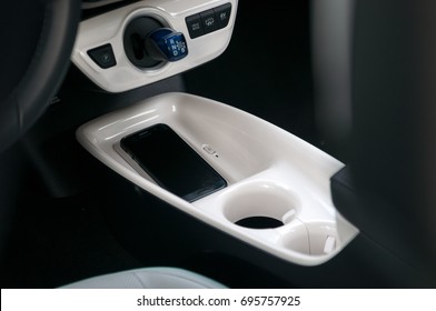 Wireless Smartphone Charger In The Car.