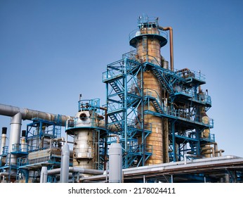 Wirral, UK - Jun 10 2022: A Chemical Industry Fractionating Column And Plant At A Bitumen - Asphalt Production Plant On Wirral, Merseyside, UK. Taken On A Sunny Day In Summer.