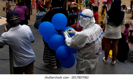 Wisma Atlet, Jakarta-July 29, 2021: Photo Of Health Workers Wearing Full Personal Protective Equipment While Carrying Balloons To Entertain Children