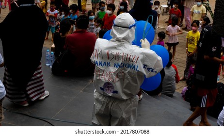 Wisma Atlet, Jakarta-July 29, 2021: Photo Of Health Workers Wearing Full Personal Protective Equipment While Carrying Balloons To Entertain Children