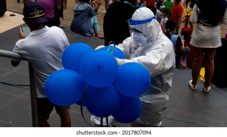 Wisma Atlet, Jakarta-July 29, 2021: Photo Of Health Workers Wearing Full Personal Protective Equipment While Carrying Balloons To Entertain Children