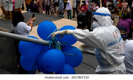 Wisma Atlet, Jakarta-July 29, 2021: Photo Of Health Workers Wearing Full Personal Protective Equipment While Carrying Balloons To Entertain Children