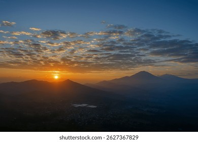 Presenciando el impresionante amanecer que se desarrolla sobre las tierras altas de Bandung desde el majestuoso Monte Putri. Pura serenidad.