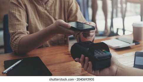 A Woan Using Her Mobile To Made A Payment Wireless With EDC Machine Or Credit Card Terminal. Mobile Payment Concept With Virtual Credit Card
