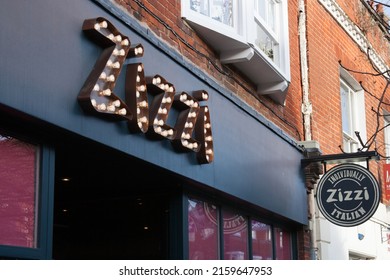 Wokingham, Berkshire, UK 03 09 2022 The Zizzi Italian Restaurant Sign In Wokingham In The UK