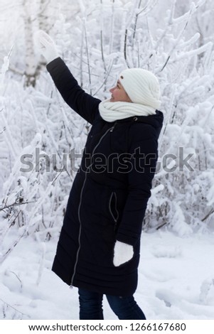 Similar – Foto Bild Ein Mann in winterbekleidung spielt Elefant und formt seine Arme zu einem Rüssel. Winter. Humor