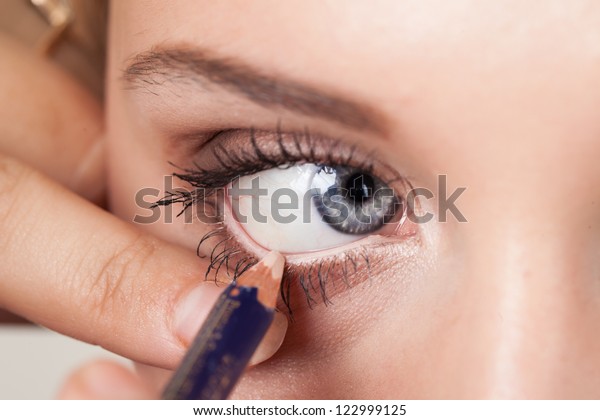 eyeliner on eyelid