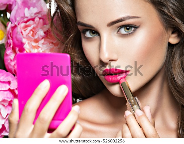 鏡を見ながら口紅を塗る女性 美しい女の子が化粧をする の写真素材 今すぐ編集