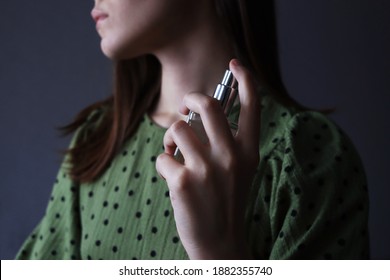 783 Woman Applying Perfume On Neck Images, Stock Photos & Vectors ...