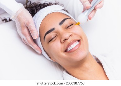 woman applying plasma jet on her face